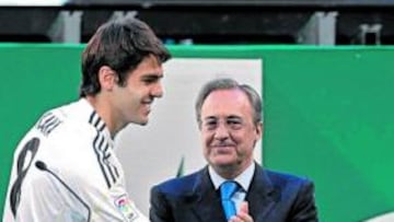 <b>TRIDENTE DE LUJO. </b>Kaká da la mano a un sonriente Di Stéfano, con Florentino orgulloso entre ellos.