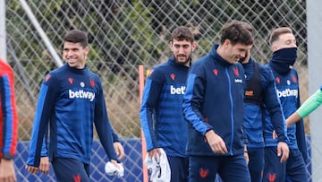 Gonzalo Pereira y Eliseo Falcón con el primer equipo del Levante.