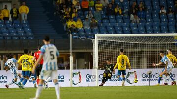 Álex Calvo y el Málaga se aferran a la vida a costa de Las Palmas