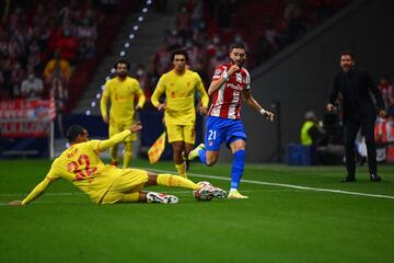 Joel Matip y Yannick Carrasco.