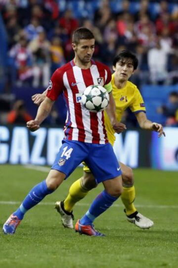 El centrocampista del Atlético de Madrid Gabi Fernández disputa un balón con el delantero iraní Sardar Azmoun, del Rostov ruso.