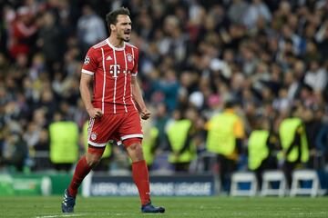 La historia de Mats Hummels es curiosa. Formado en el FC Bayern donde su padre era el coordinador de la cantera del equipo bávaro. El Borussia pagó su cláusula siendo juvenil, alrededor de 5 millones euros. En verano de 2016 volvió a Múnich tras pagar el Bayern 35 millones de euros por el central alemán.