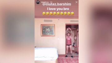 Dani Alves y su particular homenaje a Barshim