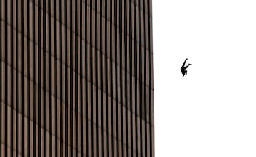 Un hombre cae desde el World Trade Center tras el impacto de los aviones.