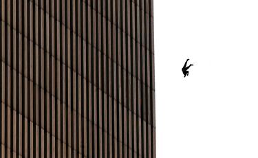 Un hombre cae desde el World Trade Center tras el impacto de los aviones.
