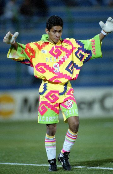 Uno de los ídolos de los años 90, tanto para niños como para adultos. Conocido por sus coloridos uniformes y por su extravagante manera de jugar bajo los tres postes y hasta como delantero. Fue titular en las Copas del Mundo Estados Unidos 94 y Francia 98, y suplente en la justa de Corea-Japón 2002. Fue subcampeón de la Copa América en Ecuador 93. Jugó con Pumas (campeón en la 90-91), Atlante, Cruz Azul (último título de Liga en el 97), Tigres y Puebla. En Estados Unidos probó con el Galaxy y Chicago Fire. 