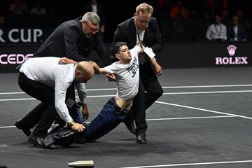 Durante el partido entre Tsitsipas y Schwartzman, un activista saltó a la pista del O2 y se prendió fuego para protestar por el uso de vuelos privados del Reino Unido.