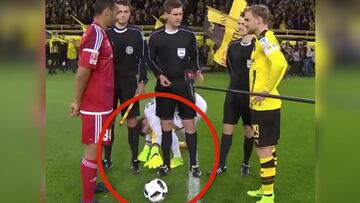 Premio para el portero del Dortmund: es la superstición más rara vista en el fútbol