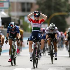 Vas sorprende al esprint y Van Vleuten acaricia el título