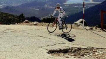 <b>ESTAMPA. </b>Gómez Marchante asciende la Bola del Mundo. Además de un gran espectáculo deportivo, la etapa ofrecerá unas maravillosas vistas de la Sierra de Guadarrama.
