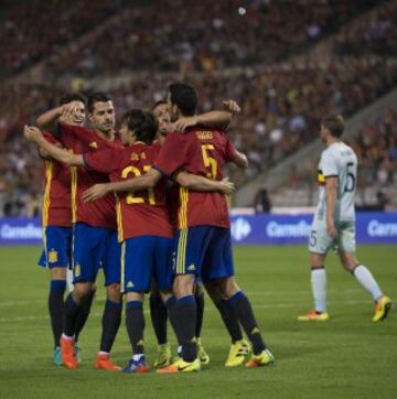 0-2. David Silva celebro el segundo gol con sus compañeros.