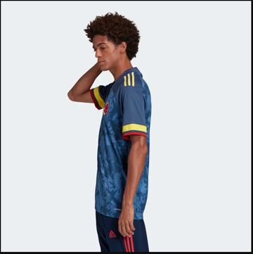 Adidas lanzó la nueva indumentaria alternativa de la Selección Colombia, la cual será de color azul. Tendrá un valor entre los $129.000 y $249.900.