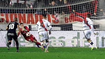 Lunin detuvo el penalti lanzado por Bebé.