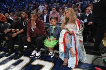 Jay-Z y Beyonce con su hija.