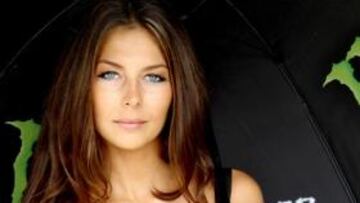 <b>Buscando a Jacq's. </b>Una joven como la que nos adorna la página se hizo famosa en los años 80 buscando a Jacq's, que era el nombre de un perfume de los que se promocionan en Navidad (257 pesetas y olor anestésico). La raza mejora. Vean si no a la joven del paraguas. No necesita ni Jacq's ni colonia. Huele a gladiolos. Se intuye.