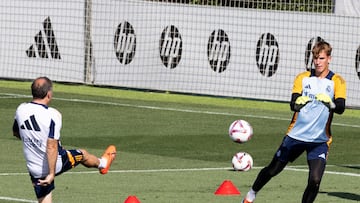 Luis Llopis, con Illia Voloshyn en el entrenamiento del Real Madrid.