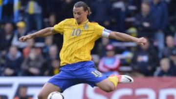 El delantero sueco Zlatan Ibrahimovic se lleva el balón ante Nikola Maksimovic, de Serbia, en el partido amistoso disputado entre ambos equipos en el Rasunda como preparación para la Eurocopa 2012.