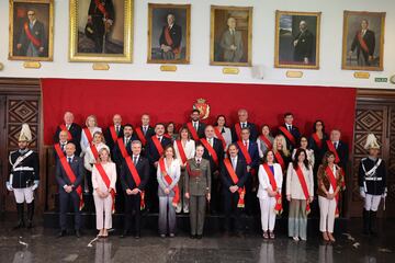 Foto de familia tras la entrega de la Medalla de Aragón a la Princesa Leonor en La Seo del Salvador de Zaragoza. 