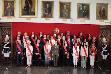 Foto de familia tras la entrega de la Medalla de Aragón a la Princesa Leonor en La Seo del Salvador de Zaragoza. 