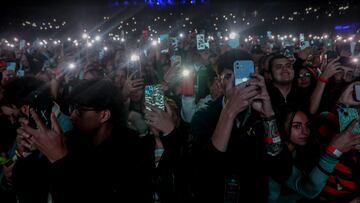 Decenas de personas fotografían, graban e iluminan una actuación del cantante Jay Wheeler en el WiZink Center, a 8 de noviembre de 2023, en Madrid (España). El cantante y compositor puertorriqueño, que el pasado 27 de octubre publicó 'TRAPii', ha viajado por primera vez a España para ofrecer conciertos en Madrid y Barcelona.
08 NOVIEMBRE 2023;CONCIERTO;WHEELER;MÚSICA;PUERTO RICO;TRAP;PÚBLICO;LINTERNA MÓVIL;
Ricardo Rubio / Europa Press
08/11/2023