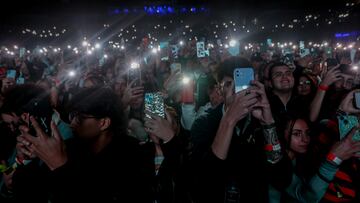 Decenas de personas fotografían, graban e iluminan una actuación del cantante Jay Wheeler en el WiZink Center, a 8 de noviembre de 2023, en Madrid (España). El cantante y compositor puertorriqueño, que el pasado 27 de octubre publicó 'TRAPii', ha viajado por primera vez a España para ofrecer conciertos en Madrid y Barcelona.
08 NOVIEMBRE 2023;CONCIERTO;WHEELER;MÚSICA;PUERTO RICO;TRAP;PÚBLICO;LINTERNA MÓVIL;
Ricardo Rubio / Europa Press
08/11/2023