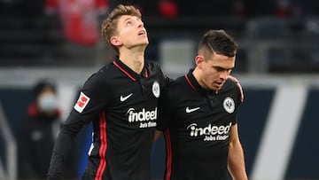 Rafael Santos Borré cierra el 2021 con asistencia en triunfo de Eintracht Frankfurt.