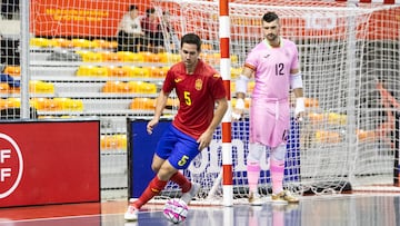 Bebe controla el balón en un partido con la Selección Española.