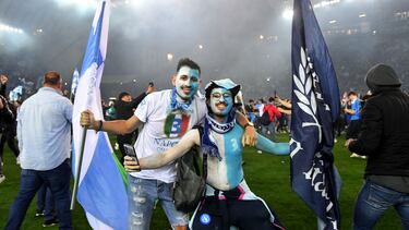 Los aficionados del Nápoles invadieron el campo tras el pitido final para celebrar el tercer título de liga.