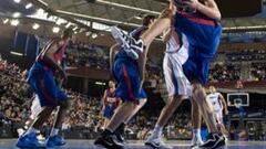 <b>ARROLLADOR. </b>Fran Vázquez captura un rebote ante el Baloncesto Menorca, que nunca planteó batalla.