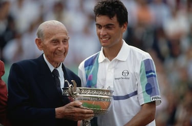 Los españoles llevaban sin ganar el título masculino desde Gimeno en 1972. Hasta que llegó Sergi Bruguera (Barcelona, 49 años), actual capitán del equipo nacional de Copa Davis, y lo hizo dos veces. En 1993 apeó a Leconte, Champion, Larsson, Meligeni, Sampras, Medvedev y Courier (número uno) en la final (6-2, 2-6, 6-2, 3-6 y 6-3), casi nada. “Fue la final que uno sueña”, contó Bruguera. Al año siguiente extendió su dominio en la arcilla de la Philippe Chatrier, a costa de un compatriota Alberto Berasategui, de peculiar estilo, que cayó por 6-3, 7-5, 2-6 y 6-1. 