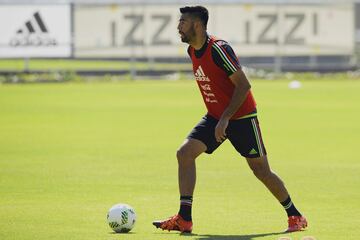 'La Palmera' Rivas fue uno de los jugadores más regulares de Tigres en los últimos años. El central, no obstante, tuvo pocos minutos con el Tri. Bajo las órdenes de Ricardo Ferretti, su técnico en el conjunto de la UANL, Rivas jugó dos amistosos y un partido de playoff contra Estados Unidos para calificar a la Copa Confederaciones.