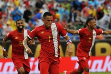 Blas Pérez de Panamá celebra su anotación ante Bolivia hoy, lunes 6 de junio de 2016, en el juego por la Copa América centenario 2016, en el estadio Camping World de Orlando (Fl, EE.UU.). EFE//Gerardo Mora