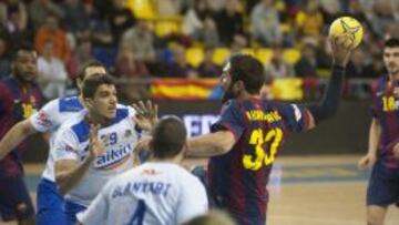 Toledo (29) intenta frenar a Karabatic.