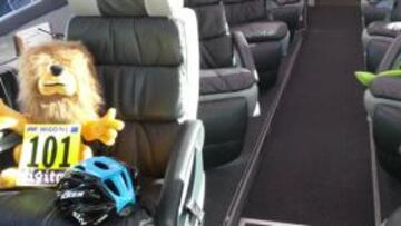 <b>VANGUARDIA. </b>Detalles del bus y los coches del Sky: asientos personales, zona wiki, cocinas, duchas...