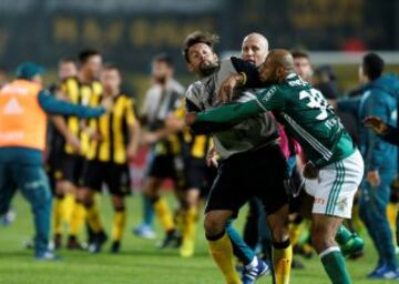 En imágenes la batalla campal entre Peñarol y Palmeiras