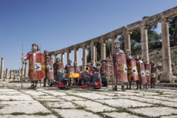 Exhibición del piloto Red Bull Pierre Gasly en las ruinas de Jerash, Jordania.