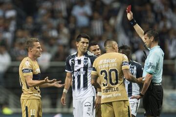 Monterrey ganó con algo más que el apoyo de su afición este fin de semana en el Estadio BBVA Bancomer. El equipo regiomontano logró dar la vuelta al marcador después de una serie de decisiones arbitrales que dividieron opiniones entre los aficionados.La marcación del penal con el que empataron, la mano de Basanta, el gol anulado a Nicolás Castillo y la tarjeta roja para Abraham González levantaron  la polémica. De igual forma, hay que decir que si Pumas está el borde de volver a quedar eliminado, no es por lo ocurrido este sábado, sino por todos los puntos que han dejado ir desde la jornada 6.