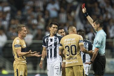 Monterrey ganó con algo más que el apoyo de su afición este fin de semana en el Estadio BBVA Bancomer. El equipo regiomontano logró dar la vuelta al marcador después de una serie de decisiones arbitrales que dividieron opiniones entre los aficionados.La marcación del penal con el que empataron, la mano de Basanta, el gol anulado a Nicolás Castillo y la tarjeta roja para Abraham González levantaron  la polémica. De igual forma, hay que decir que si Pumas está el borde de volver a quedar eliminado, no es por lo ocurrido este sábado, sino por todos los puntos que han dejado ir desde la jornada 6.