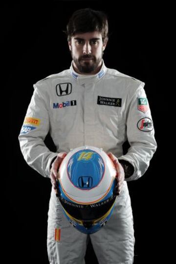 Fernando Alonso posa con su nuevo casco para la temporada 2015.