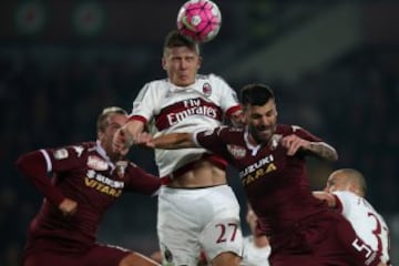 Carlos Bacca anota su cuarto gol con el Milan