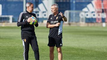 Escribá conversa con el entrenador de porteros, MIkel Insausti.