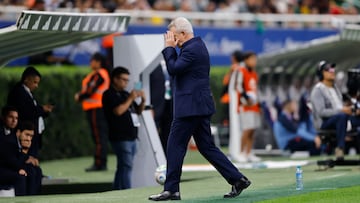 AME8150. GUADALAJARA (MÉXICO), 14/10/2025.- El entrenador de México Javier Aguirre reacciona este martes, durante un partido amistoso entre la selección de México y Ecuador, en el Estadio Akron, en Guadalajara (México). EFE/ Francisco Guasco