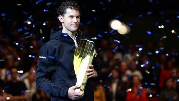 Dominic Thiem posa con el trofeo de campeón del Erste Bank Open de Viena tras derrotar en la final al argentino Diego Schwartzman.