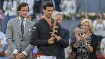 Novak Djokovic posa con el trofeo de campeón del Mutua Madrid Open 2019 junto a Feliciano López y Manuela Carmena.