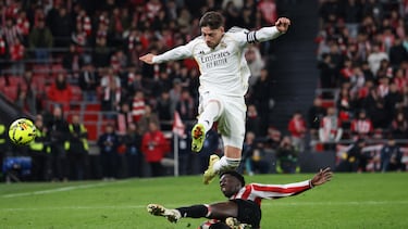 Federico Valverde salta por encima de Adama Boiro.