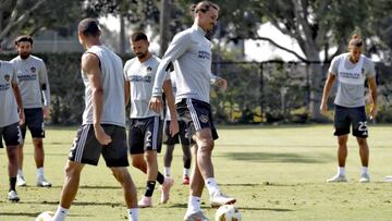 Ibrahimovic tuvo un duelo de agilidad contra su compañero Emmanuel Boateng y las cámaras captaron un momento donde al sueco no le fue tan bien