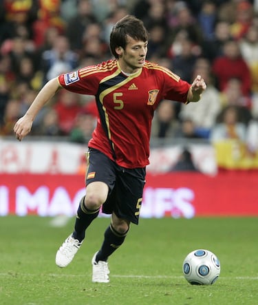 Ha logrado 19 títulos en su carrera deportiva, entre ellos la Copa del Mundo y las dos Eurocopas con la selección española, porque forma parte de la generación más exitosa de la historia del fútbol en nuestro país. Llegó a jugar 125 partidos con la absoluta, luciendo siempre su varita mágica