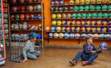 Balones colgados de los balcones, la estatua de un balón en la plaza del pueblo, un museo del balón, 20 fábricas de balones... está claro de qué vive el pequeño pueblo colombiano de Monguí.