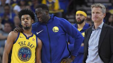 Quinn Cook recibe instrucciones de Draymond Green con Steve Kerr al lado.