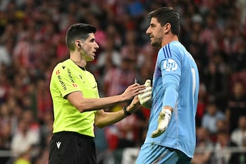 Thibaut Courtois entregando el mechero lanzado a Busquets Ferrer.